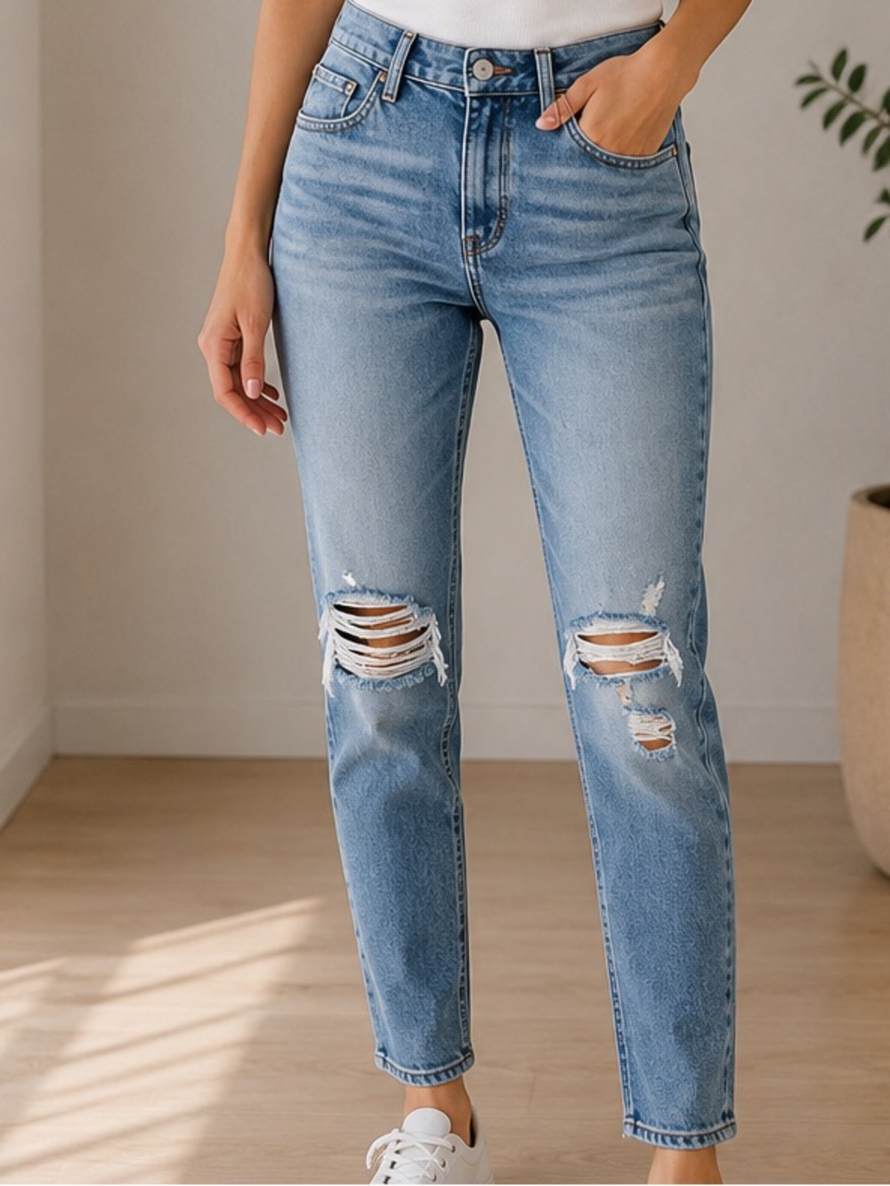 American Eagle Light Wash Ripped Jeans | | Size US 2